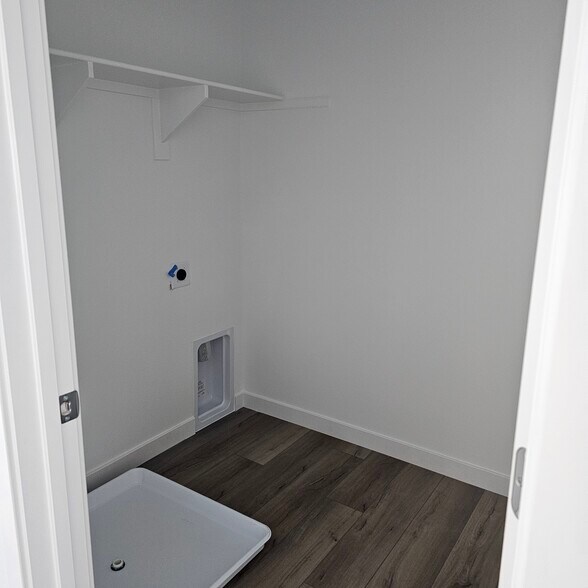 Washer and Dryer - 415 Willow Run Ln