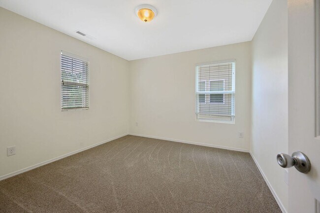 Building Photo - 3 Bedroom Open Concept with Enough Room fo...