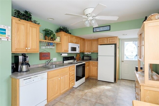 Building Photo - Winter Rental, Spacious Coastal Retreat Ju...