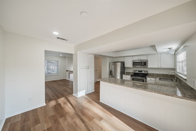 Building Photo - 3018 Sycamore Springs Dr