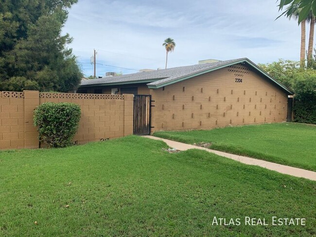 Building Photo - Recently Remodeled Garden Style 2 Bedroom