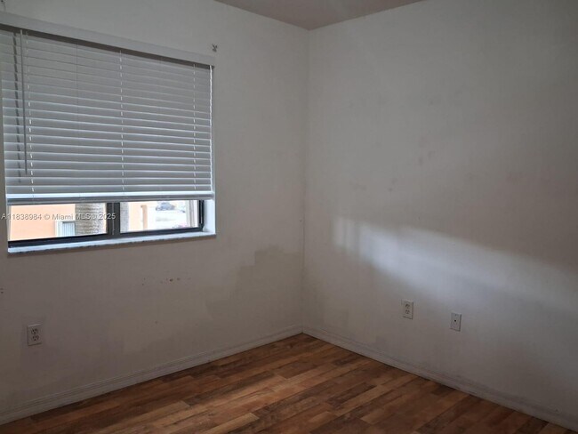 Building Photo - 9340 Fontainebleau Blvd