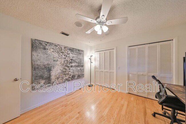 Building Photo - 817 Bannockburn Ave