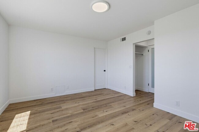 Building Photo - 435 N Oakhurst Dr