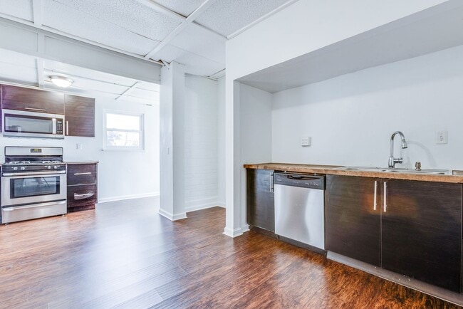 Building Photo - AVAILABLE July 2026 - Huge 5 Bedroom, 2 Bath Home in South Side Slopes w/ Garage Attached!