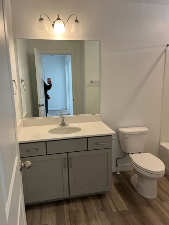 Building Photo - Charming Townhome