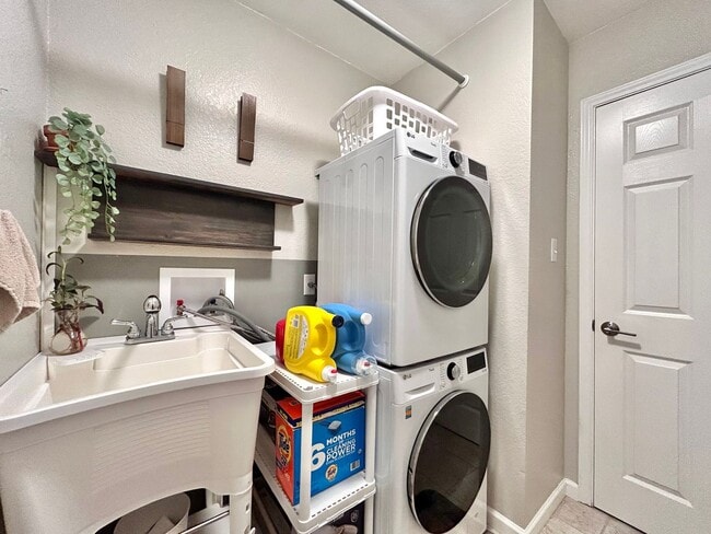 Building Photo - Cozy 3 Bed / 2 Bath Single-Story Home with Garage & Fenced Yard