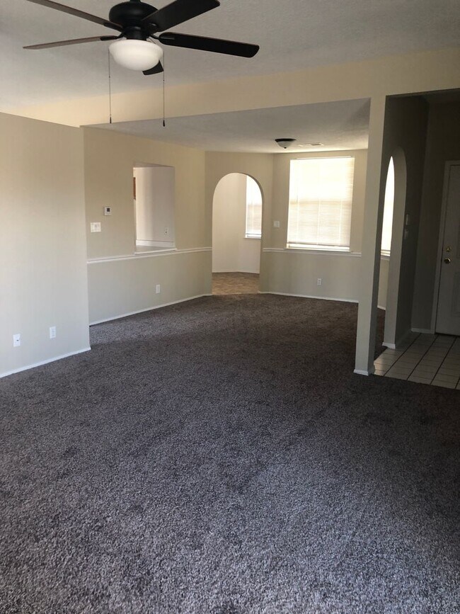 Building Photo - 2621 Sandia Loop NE