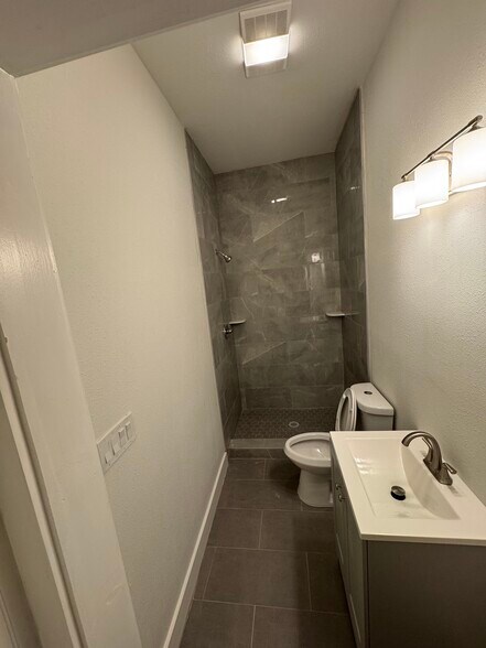 Unit 4 Bathroom - 4223 S Carrollton Ave