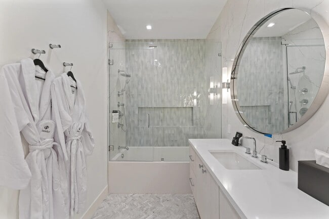 Building Photo - 214 28th St