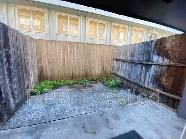 Building Photo - 634 M St NE