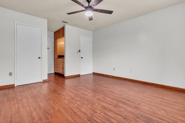 Building Photo - 1428 Camelot Dr