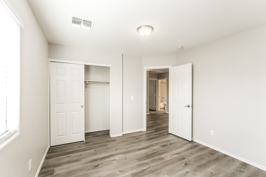 Building Photo - 1720 E Renegade Trail