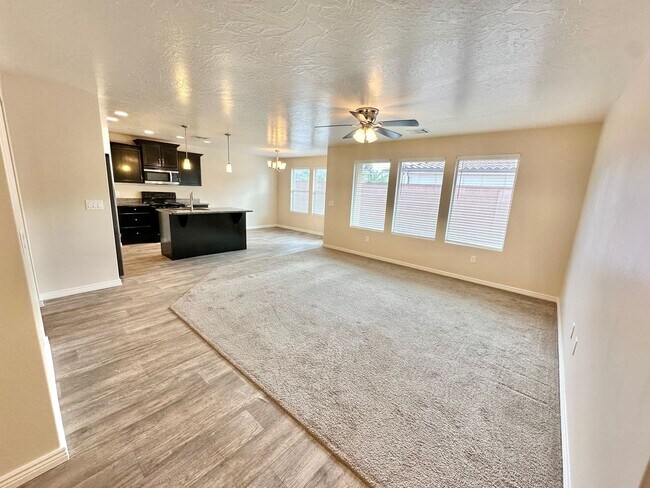 Building Photo - Desert Canyon Home!