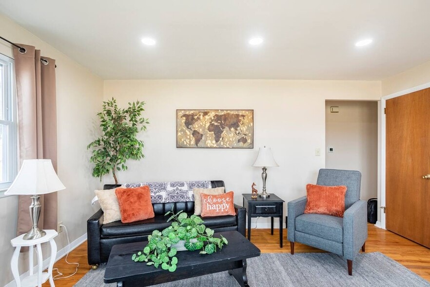 Building Photo - 2346 Pine St