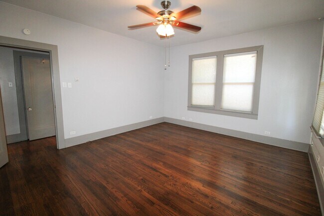 Building Photo - 436 W Rosewood Ave