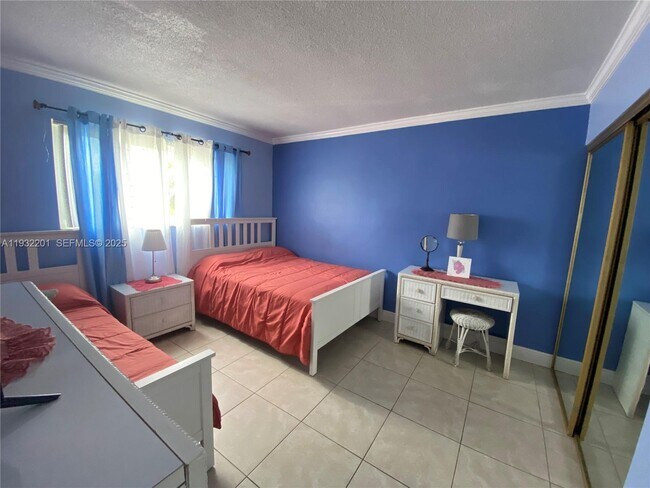 Building Photo - 501 Blue Heron Dr