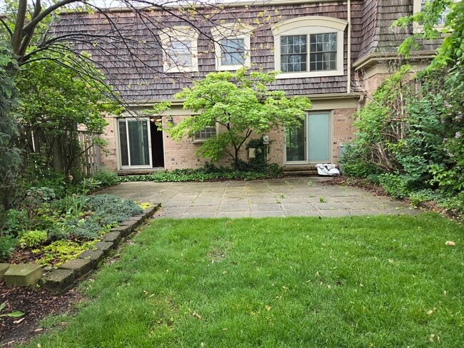 Building Photo - 2S663 Ave Normandy E