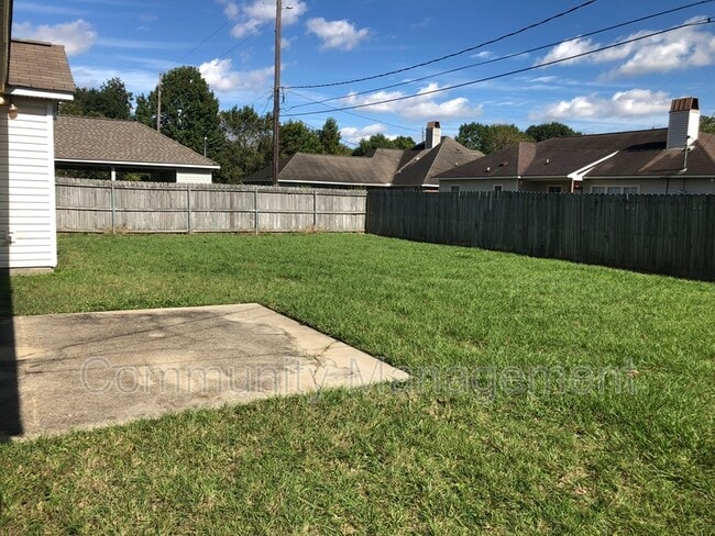 Building Photo - 221 Briarhaven Dr