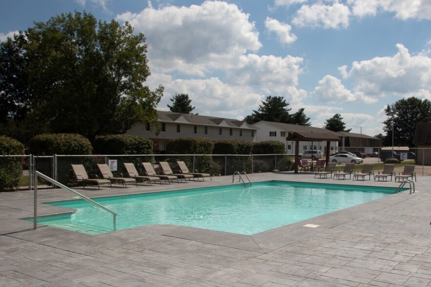 Pool - Highland Terrace Apartments