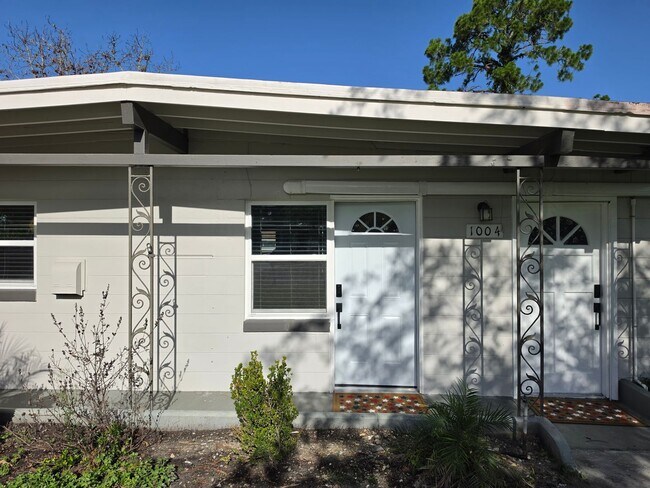 Building Photo - FOR RENT!!! NEWLY RENOVATED 2-BEDROOM TRIPLEX – UTILITIES INCLUDED – PRIME KISSIMMEE LOCATION!