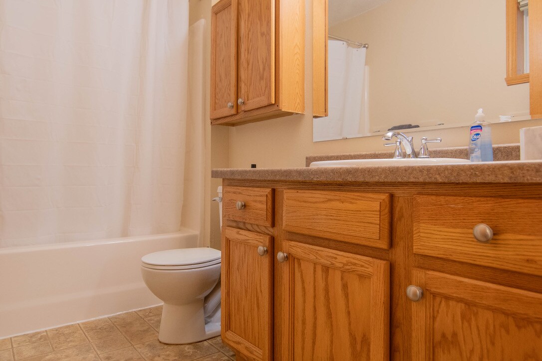 Upstairs bathroom - 129 16th St S