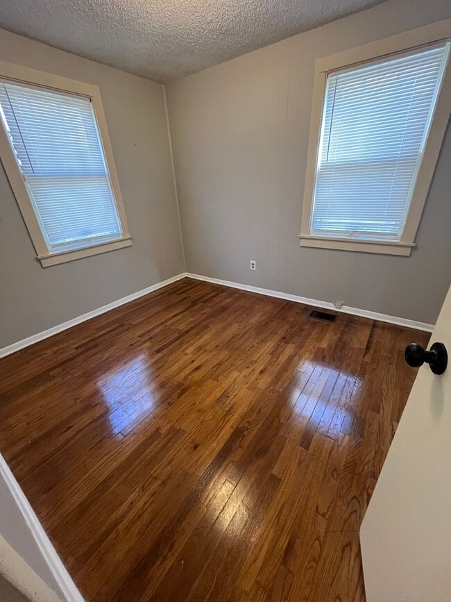 Building Photo - Beautiful House in quite neighborhood