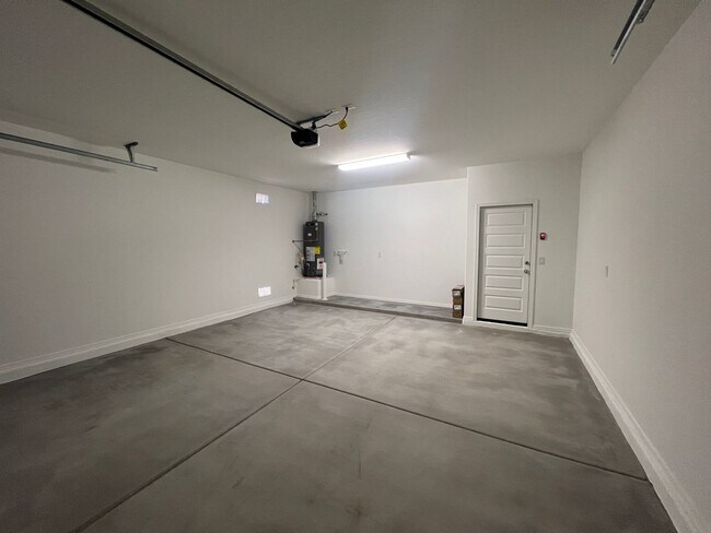 Building Photo - Gorgeous Newer Build 4 Bed/3 Bath in Rancho Cabrillo