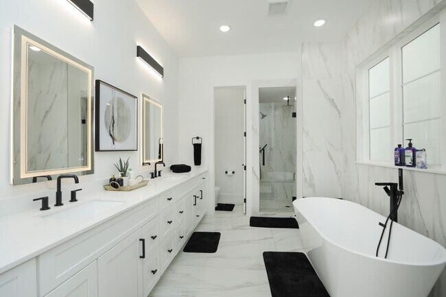 Building Photo - 5704 Fairdale Ln