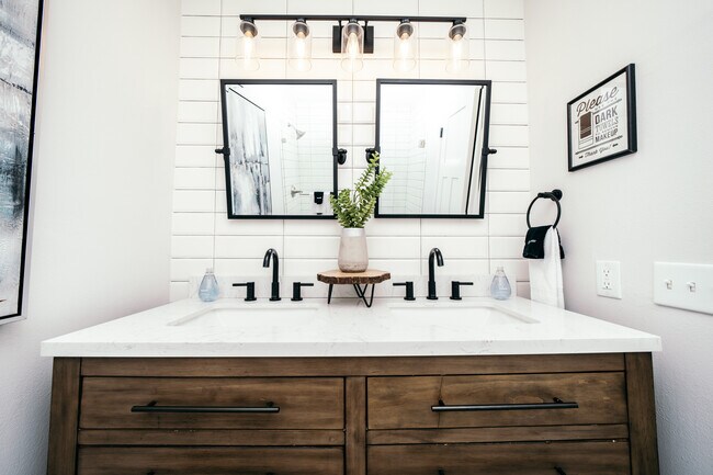 Building Photo - 1605 SE P St