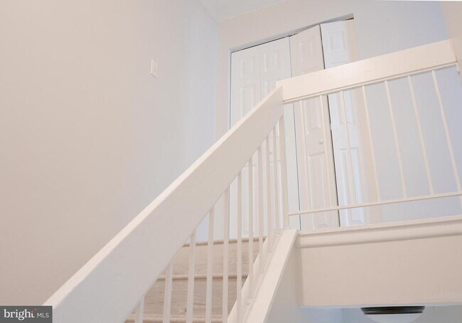 Building Photo - 8622 Village Square Dr