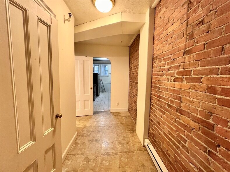Building Photo - 337 Beacon St