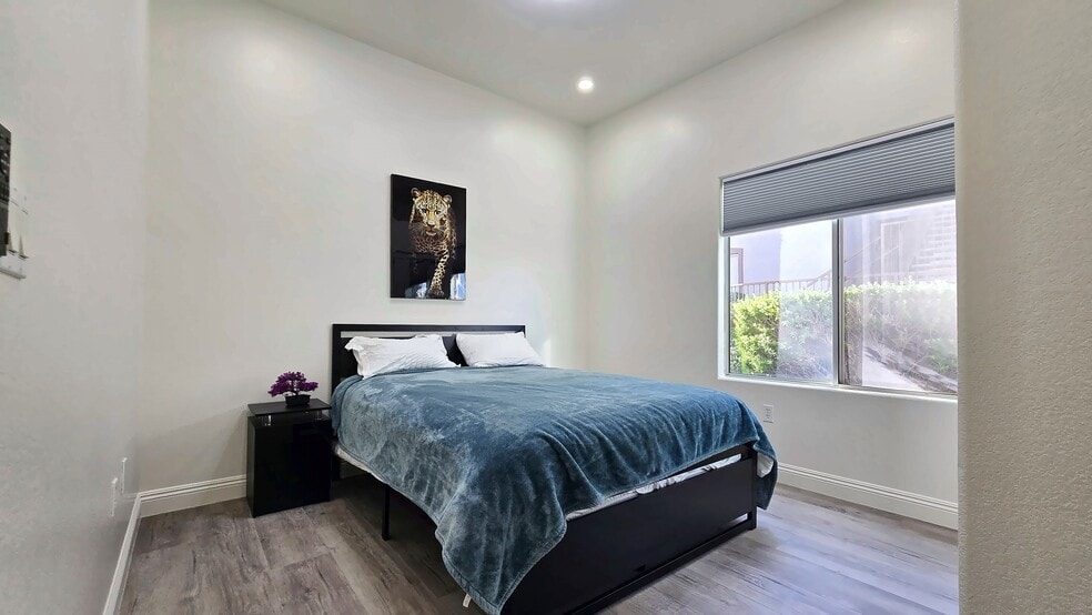 Building Photo - 2305 W Horizon Ridge Pky