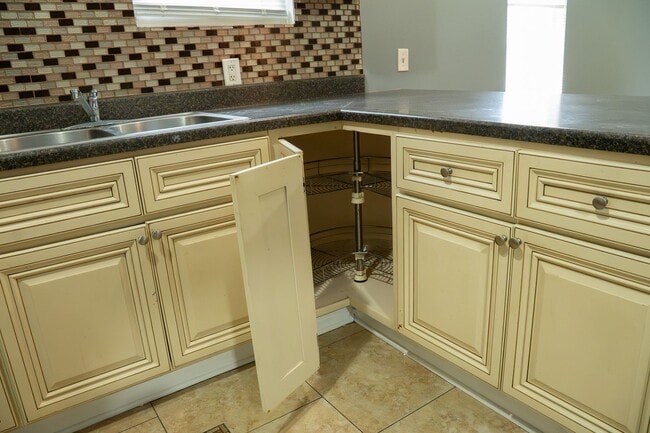 Building Photo - 6819 S Evans Ave