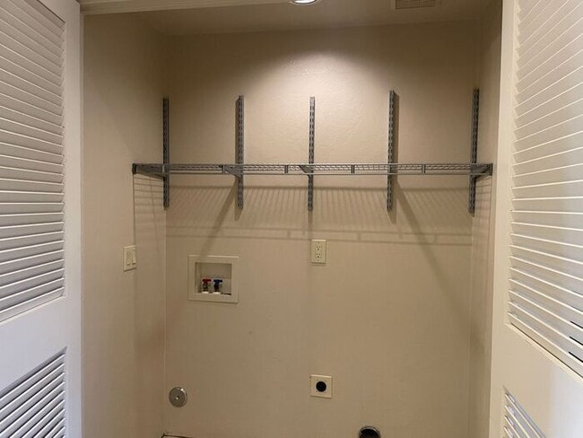 Building Photo - Popular 2BR/2.5BA 2 Story Townhome conveniently located close to PCC, U of A!