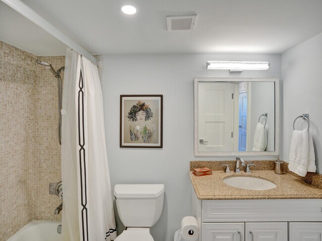 Building Photo - 1051 Hillsboro Mile