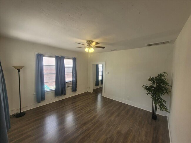 Building Photo - 1415 Lombardy St
