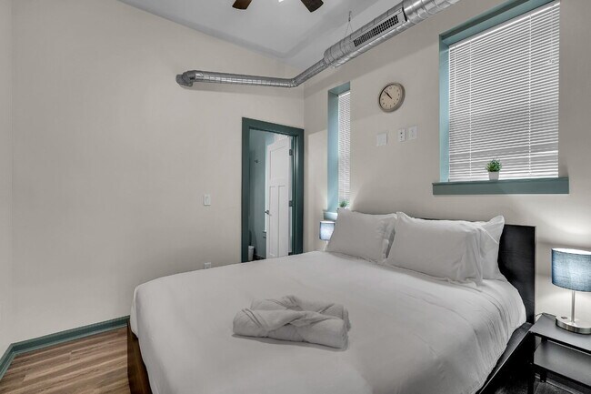 Building Photo - Furnished 2-Bedroom, 2-Bath Apartment near the Medical Campus