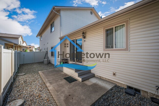 Building Photo - 3 Bedroom, 2 Bathroom Home, with Attached ...