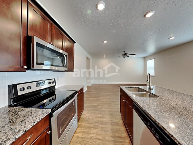 Building Photo - 3028 E S Village Dr