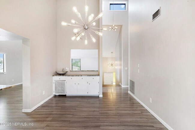 Building Photo - 17 Clinton Ct S