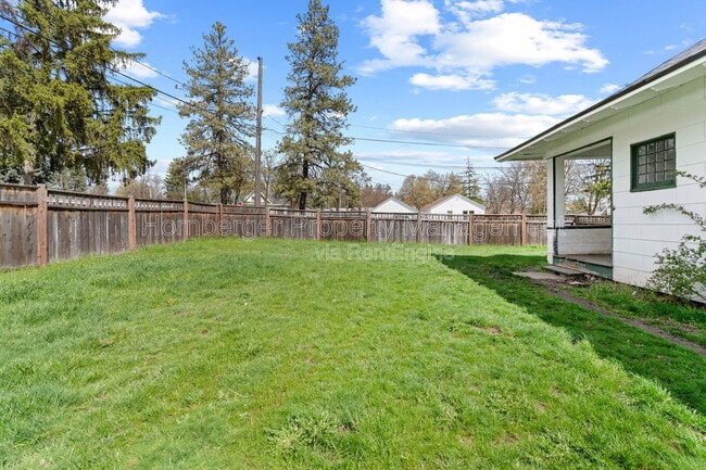 Building Photo - 922 4th St