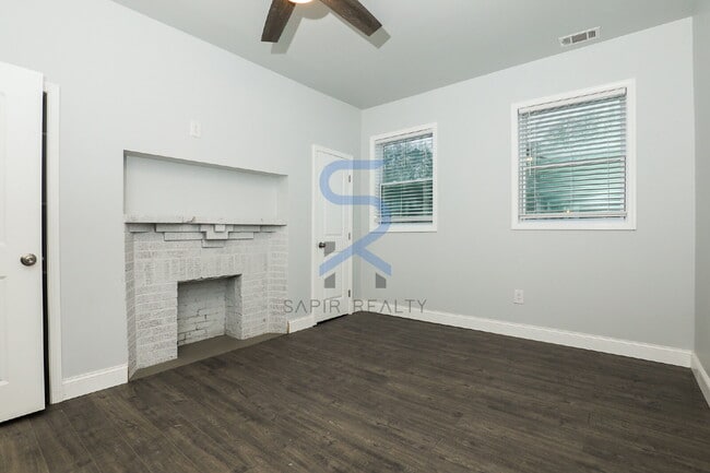 Building Photo - Graceful Living in the Heart of Carey Park – 3BR/2BA