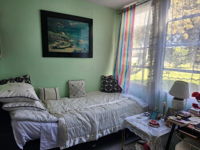 Building Photo - 2400 NE 1st Ln