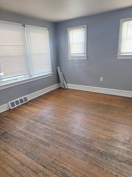 Living room - 614 Sampson Ave