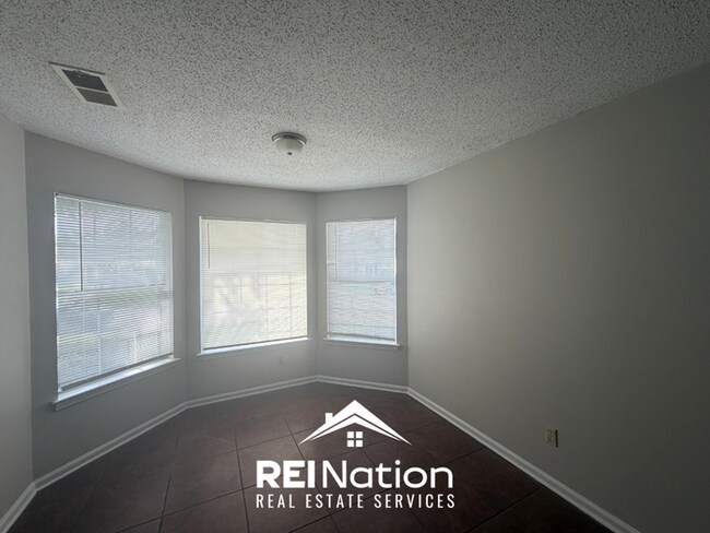 Building Photo - MEMPHIS CHARMER! | Vaulted Ceilings & Hardwood Floors | 3 Bed / 2 Bath & 2-Car Garage