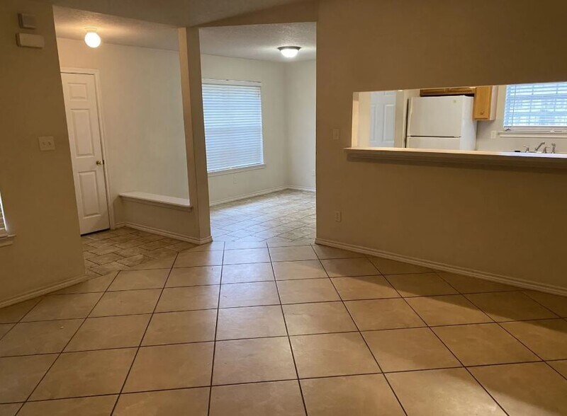 Building Photo - 947 Willow Pond St