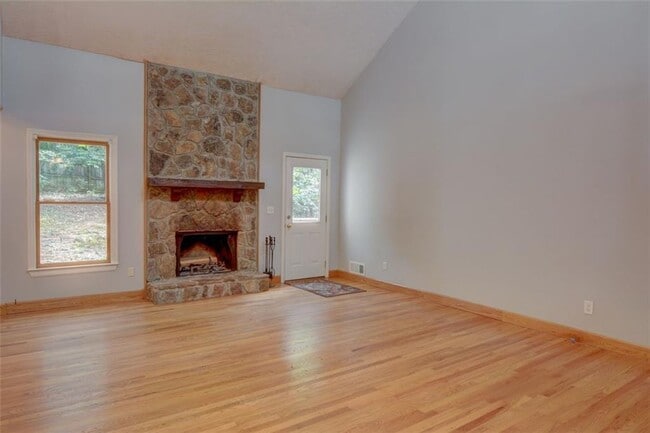 Building Photo - 639 Lakeshore Dr NW