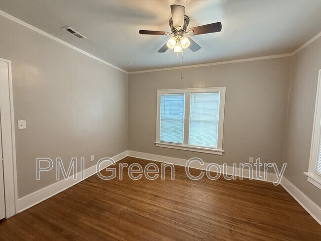 Building Photo - 1223 S Quaker Ave
