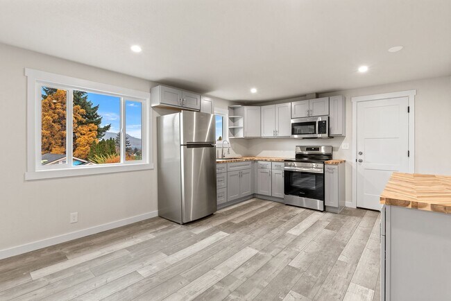 Building Photo - 460 N James Ave